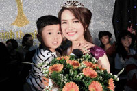 Tân hoa khôi xúc động chia vui cùng bạn bè và người thân.