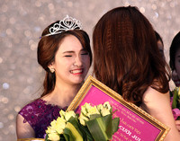 Tân hoa khôi xúc động chia vui cùng bạn bè và người thân.