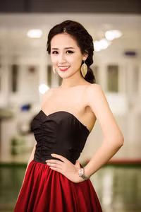 Mai Phương Thúy buông lơi vòng một gợi cảm ảnh 8