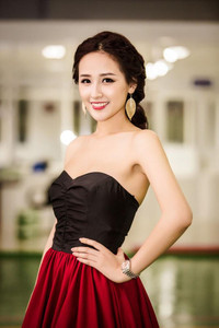 Mai Phương Thúy buông lơi vòng một gợi cảm ảnh 8