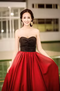 Mai Phương Thúy buông lơi vòng một gợi cảm ảnh 3