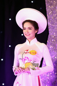 Lê Việt Hà duyên dáng khi khoác lên mình tà áo dài truyền thống