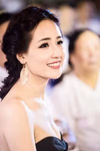 Mai Phương Thúy buông lơi vòng một gợi cảm ảnh 5