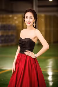 Mai Phương Thúy buông lơi vòng một gợi cảm ảnh 2