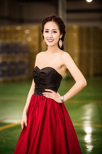 Mai Phương Thúy buông lơi vòng một gợi cảm ảnh 2