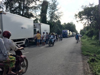 Bạc Liêu: Xe tải “ùn ứ” vì cầu vượt thi công “ì ạch” ảnh 2