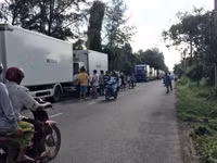 Bạc Liêu: Xe tải “ùn ứ” vì cầu vượt thi công “ì ạch” ảnh 2