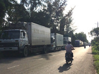 Bạc Liêu: Xe tải “ùn ứ” vì cầu vượt thi công “ì ạch” ảnh 1