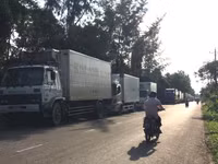 Bạc Liêu: Xe tải “ùn ứ” vì cầu vượt thi công “ì ạch” ảnh 1