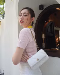 Thời trang đời thường của Hoa hậu Lương Thùy Linh đơn giản nhưng cực sang 