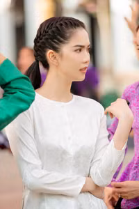 Ngọc Trinh diện áo bà ba làm từ thiện, nhan sắc khiến người đối diện khen nức nở