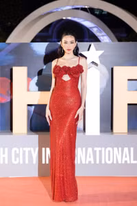 Hoa hậu Thùy Tiên, Tiểu Vy nổi bật trên thảm đỏ bế mạc Liên hoan phim Quốc tế 