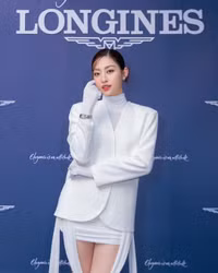 Thời trang đời thường của Hoa hậu Lương Thùy Linh đơn giản nhưng cực sang 