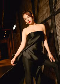 Minh Hằng tự tin diện bikini khoe đường cong không chút mỡ thừa sau sinh