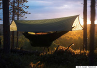 Việc khó khăn nhất khi ngủ võng là lúc trèo vào và trèo ra. Derek Hansen, một người mê ngủ lều võng chia sẻ rằng, ông không gặp khó khăn gì khi ngủ kiểu Tiểu Long Nữ này cả. Tuy nhiên con trai ông đã bị ngã vì quên không cài hết dây an toàn. 