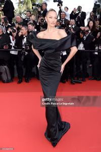 Yoona (SNSD) ngọt ngào như công chúa trên thảm đỏ Cannes 2024