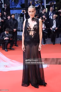 Mỹ nhân đẹp nhất thế giới 'mặc như không mặc' trên thảm đỏ Cannes 2024