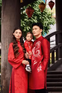 Vợ Bùi Tiến Dũng e ấp bên chồng trong bộ ảnh kỉ niệm 2 năm về chung nhà