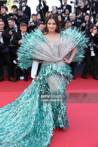 Tình cũ Taylor Swift hút mọi ánh nhìn trên thảm đỏ Cannes 2024