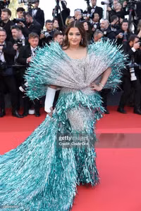 Tình cũ Taylor Swift hút mọi ánh nhìn trên thảm đỏ Cannes 2024