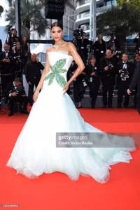 Mỹ nhân từng 'mặc như không mặc' tiếp tục thu hút mọi ánh nhìn tại Cannes 2024