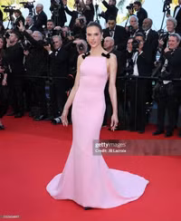 Hoa hậu đẹp nhất thế giới xuất hiện lộng lẫy tại Cannes 2024