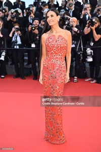 Tình cũ Taylor Swift hút mọi ánh nhìn trên thảm đỏ Cannes 2024