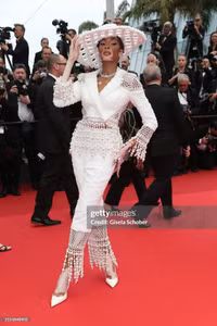 Mỹ nhân đẹp nhất thế giới 'mặc như không mặc' trên thảm đỏ Cannes 2024