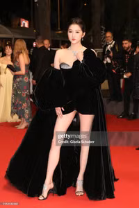 'Đát kỷ đẹp nhất màn ảnh' Ôn Bích Hà xuất hiện ấn tượng tại thảm đỏ Cannes 2024 