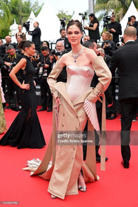 Mỹ nhân đẹp nhất thế giới 'mặc như không mặc' trên thảm đỏ Cannes 2024