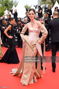 Mỹ nhân đẹp nhất thế giới 'mặc như không mặc' trên thảm đỏ Cannes 2024