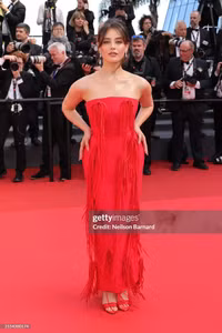 Mỹ nhân từng 'mặc như không mặc' tiếp tục thu hút mọi ánh nhìn tại Cannes 2024