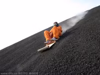 Họ trượt từ độ cao 726m xuống với tốc độ 60 dặm/giờ, cả hành trình chỉ kéo dài trong 20 giây. 