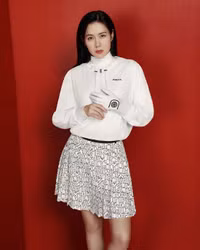 Mẹ 'bỉm' Son Ye Jin sành điệu, trẻ như thiếu nữ ở tuổi 40 