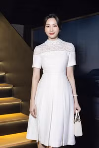 Hoa hậu Đặng Thu Thảo khoe mặt mộc, làn da căng bóng không tì vết