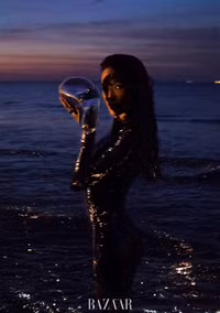 'Nữ hoàng cảnh nóng' khoe vòng eo con kiến ở tuổi U50