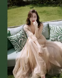 Hoa hậu Lương Thùy Linh đánh dấu tuổi 23 bằng bộ ảnh 'kẹo ngọt'