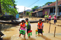 Con đường đến trường của HS vùng rốn lũ ảnh 1