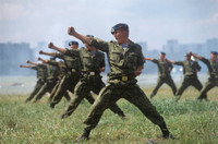 Những bài tập trên không “dựng tóc gáy” của lính nhảy dù Nga ảnh 14