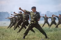 Những bài tập trên không “dựng tóc gáy” của lính nhảy dù Nga ảnh 14