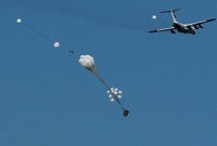 Những bài tập trên không “dựng tóc gáy” của lính nhảy dù Nga ảnh 2