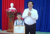 HS lớp 3 trả lại 44 triệu đồng nhận bằng khen của Bộ trưởng ảnh 1