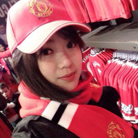 Nụ cười dễ thương của fan nữ Việt tại Old Trafford ảnh 2