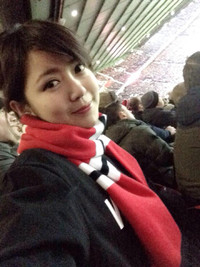 Nụ cười dễ thương của fan nữ Việt tại Old Trafford ảnh 1