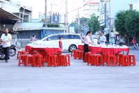 Bố mẹ Công Vinh rạng rỡ tại hôn lễ con trai ảnh 15