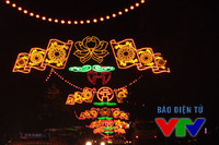 Nhờ những ánh đèn lung linh trong buổi tối mà không khí trên các tuyến phố nhộn nhịp hơn mọi ngày, ngay cả khi dã gần 12h đêm.