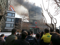 Can canh sap nha 17 tang o Iran khien 30 linh cuu hoa thiet mang - Anh 2