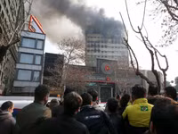 Can canh sap nha 17 tang o Iran khien 30 linh cuu hoa thiet mang - Anh 2