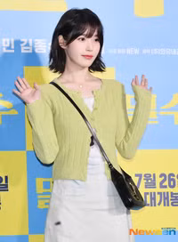 Phong cách mới của IU nhận ‘mưa’ lời khen