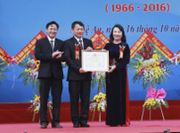 Thứ trưởng Nguyễn Thị Nghĩa trao bằng khen cho trường THPT chuyên ĐH Vinh ảnh 3